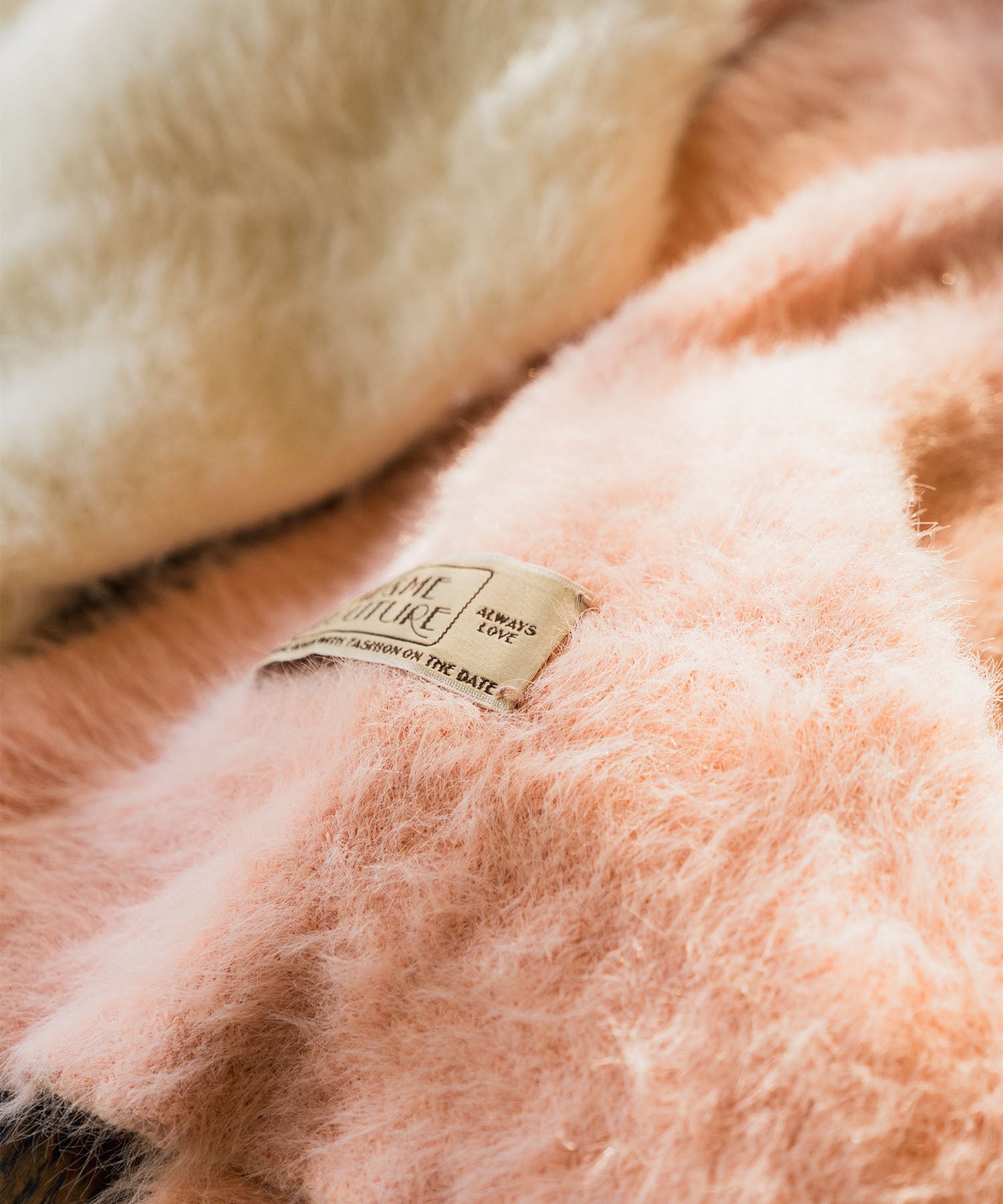 毛茸茸的針織披肩