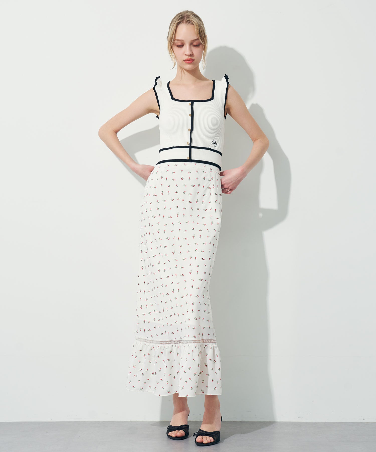 スクエアネックリブニット