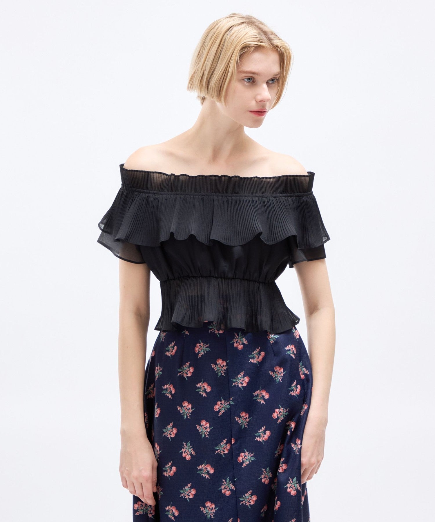 褶襉荷葉邊露肩襯衫