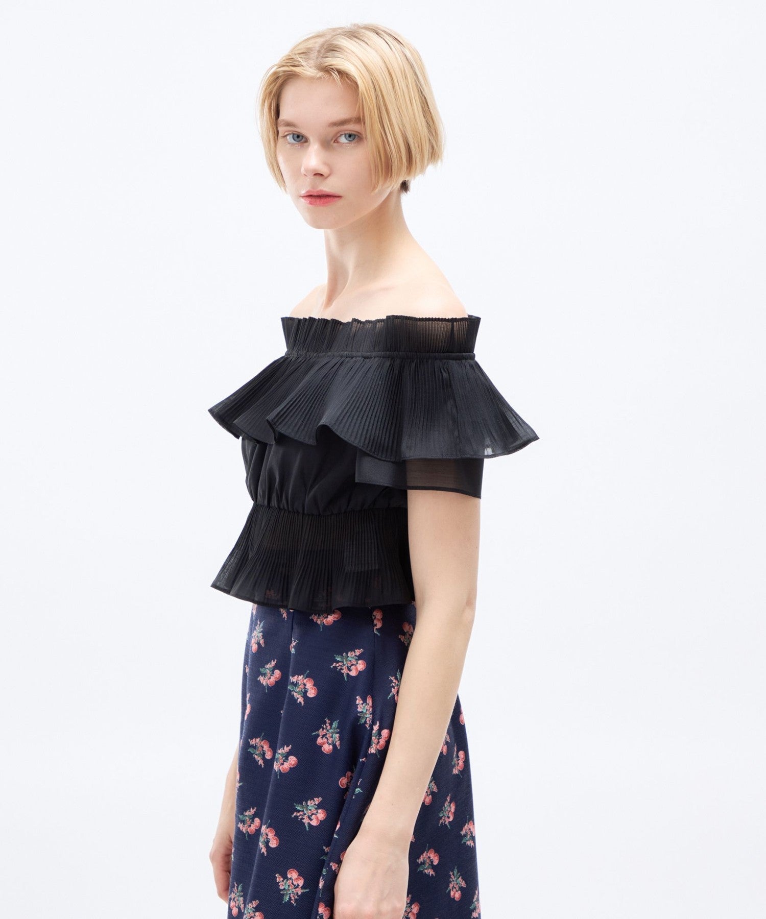 褶襉荷葉邊露肩襯衫