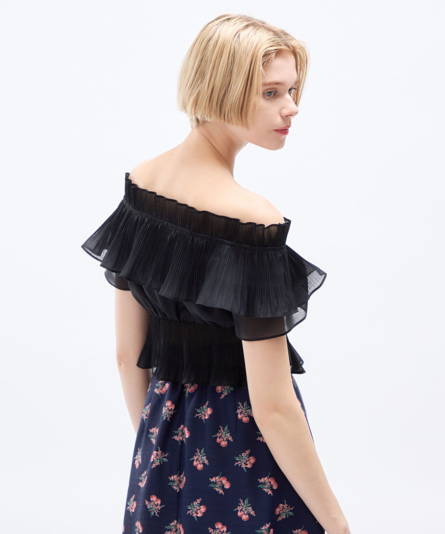 褶襉荷葉邊露肩襯衫