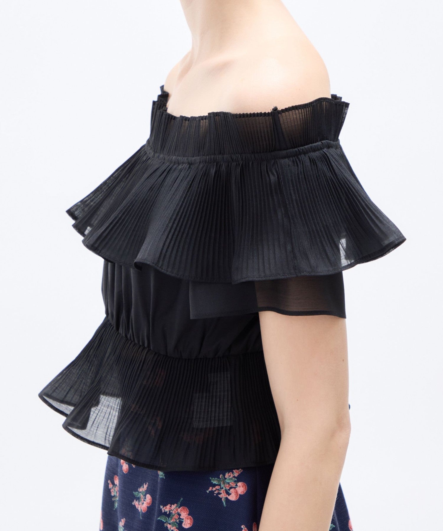 褶襉荷葉邊露肩襯衫