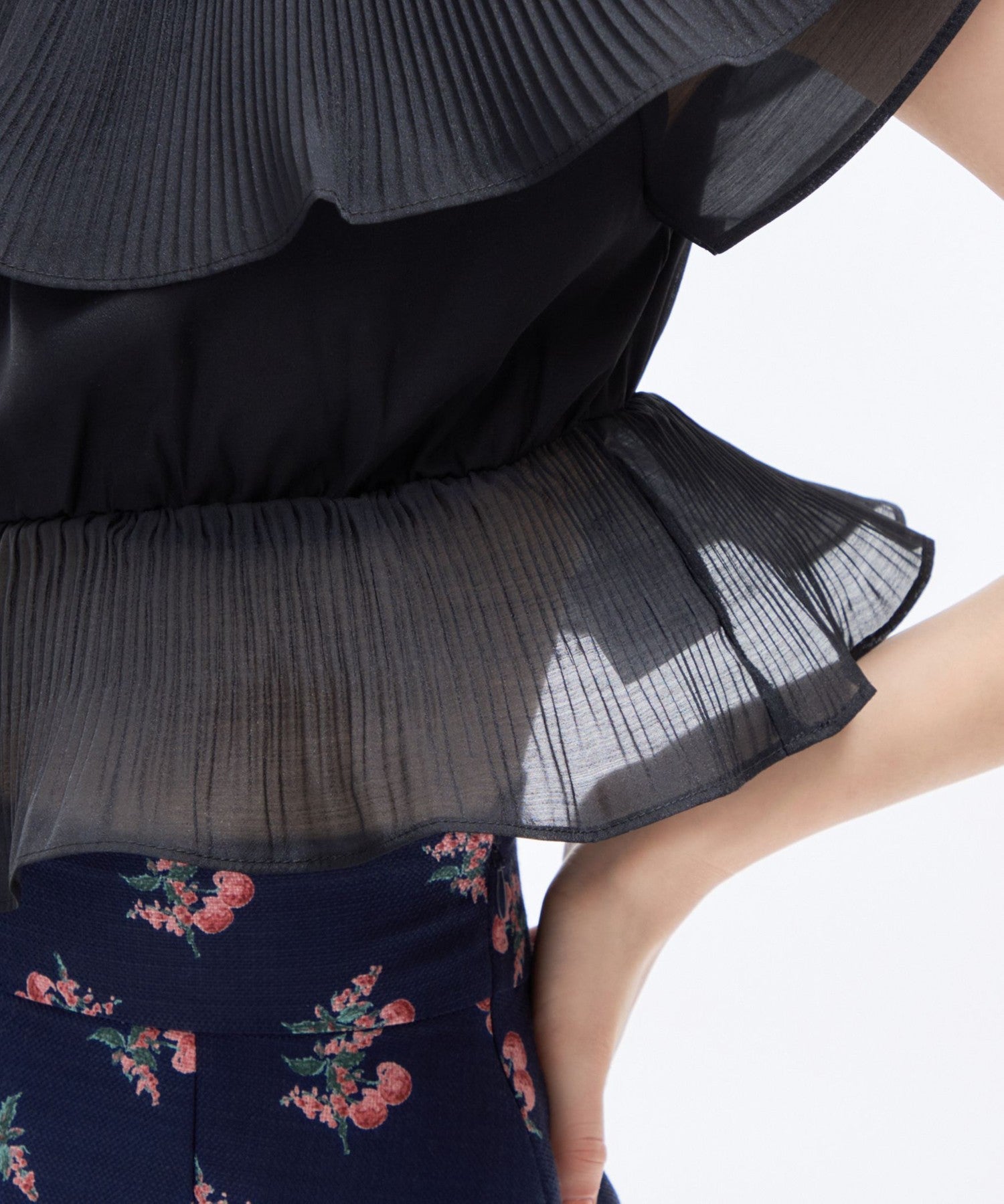 褶襉荷葉邊露肩襯衫