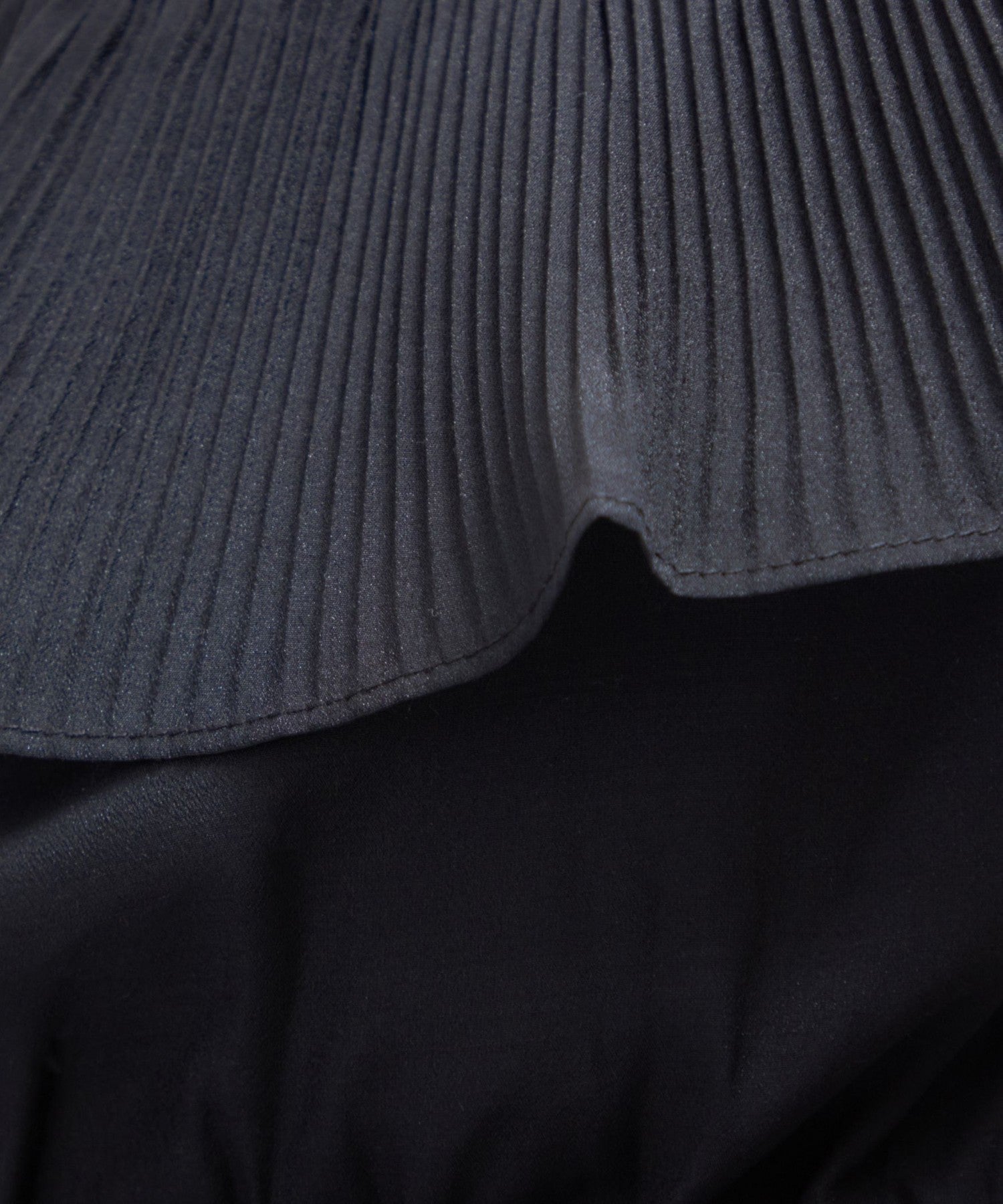 褶襉荷葉邊露肩襯衫