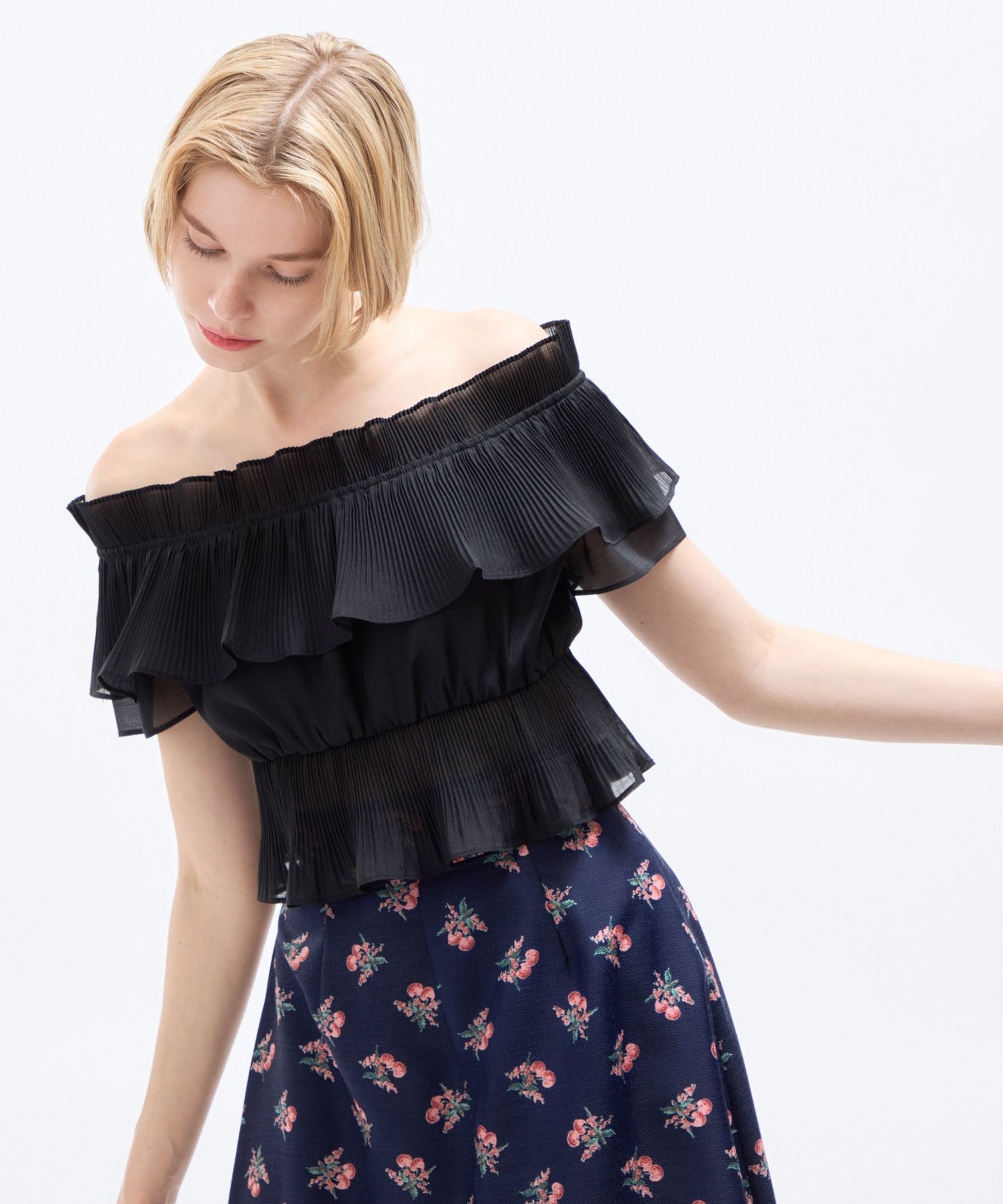 褶襉荷葉邊露肩襯衫