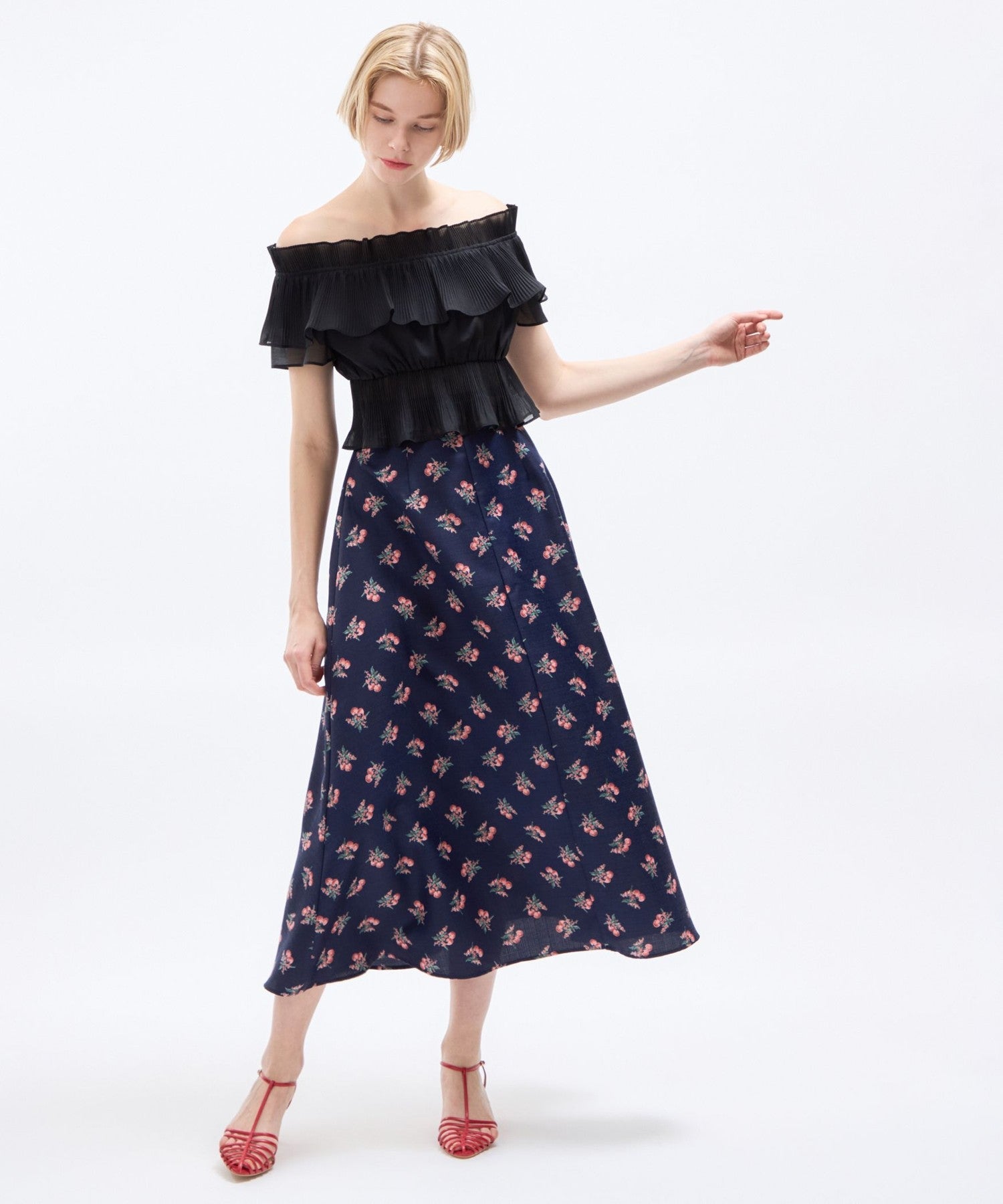 褶襉荷葉邊露肩襯衫