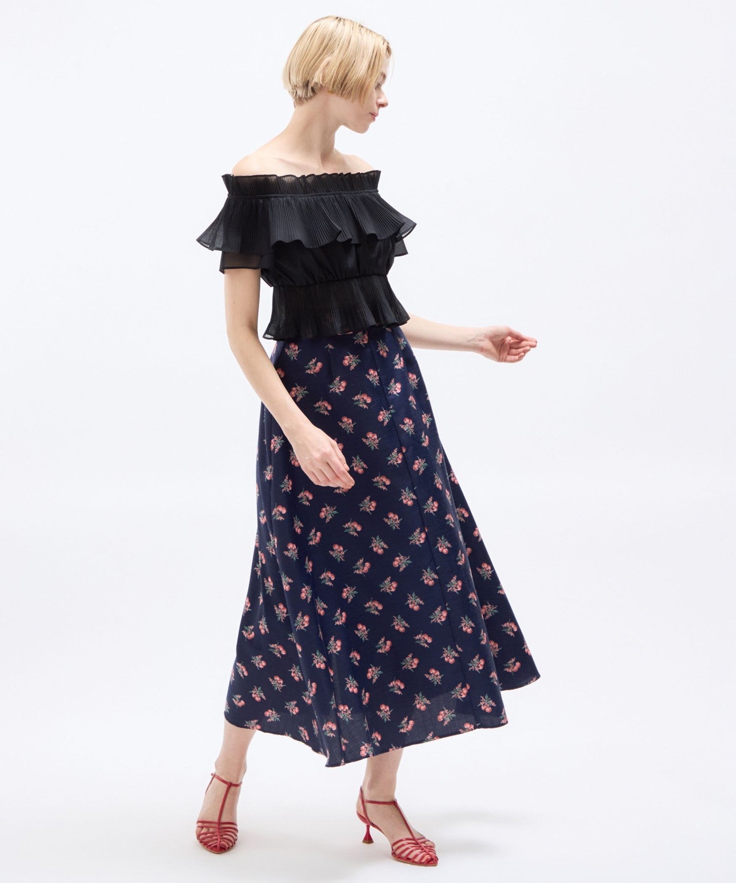 褶襉荷葉邊露肩襯衫