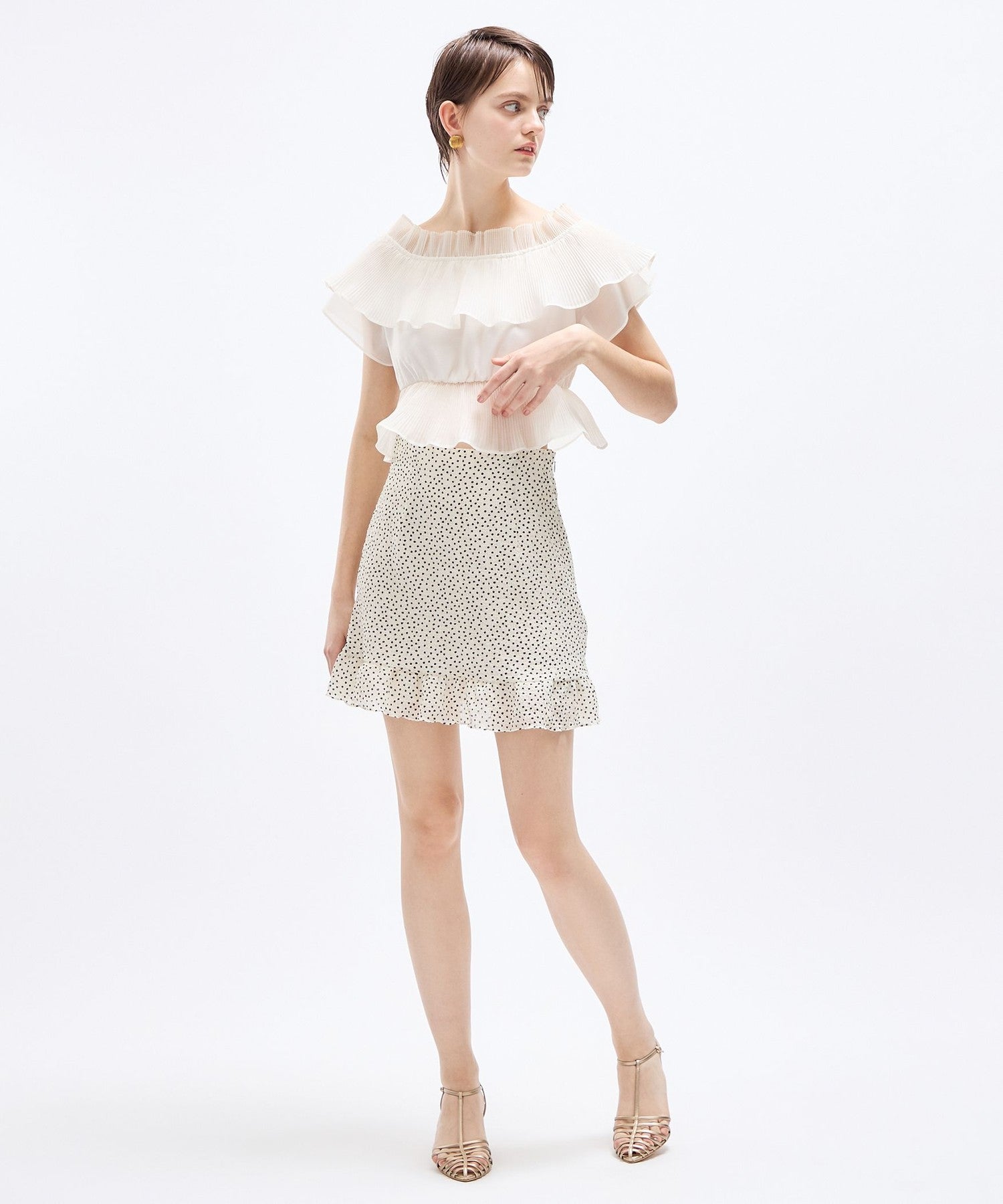 褶襉荷葉邊露肩襯衫