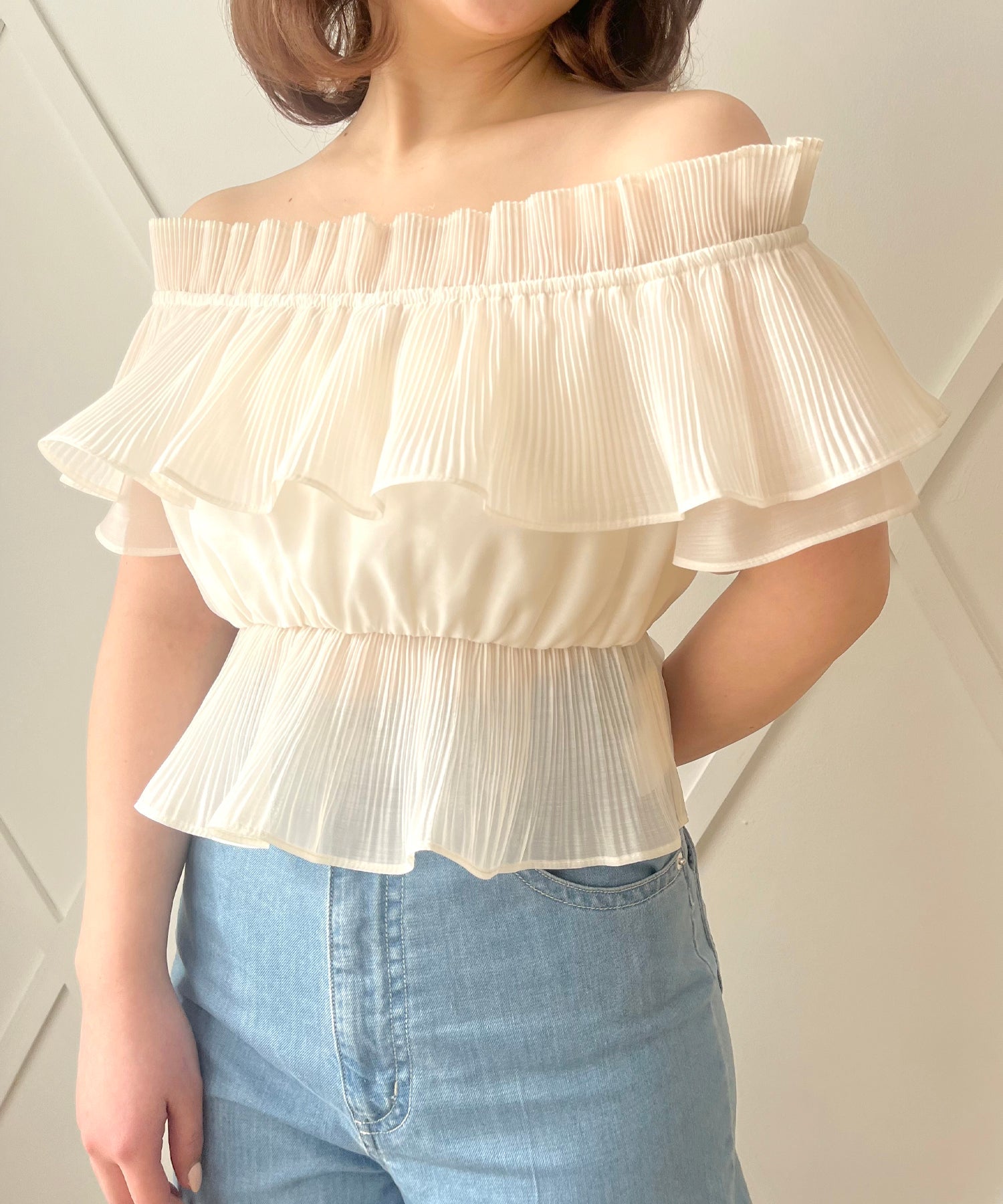 褶襉荷葉邊露肩襯衫