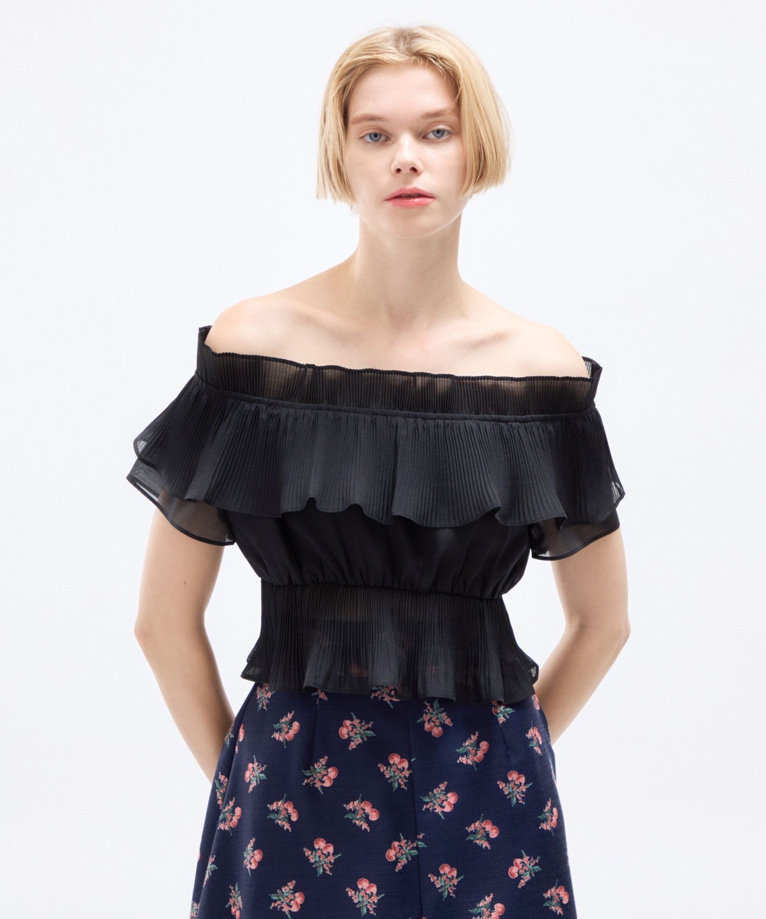 褶襉荷葉邊露肩襯衫