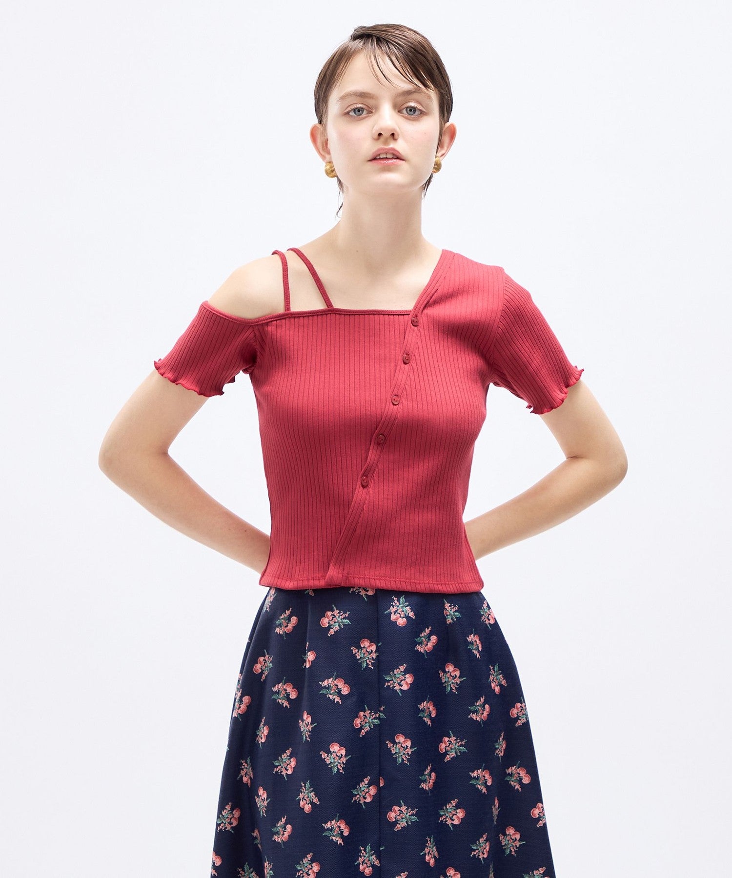 不對稱帶子剪裁和縫製