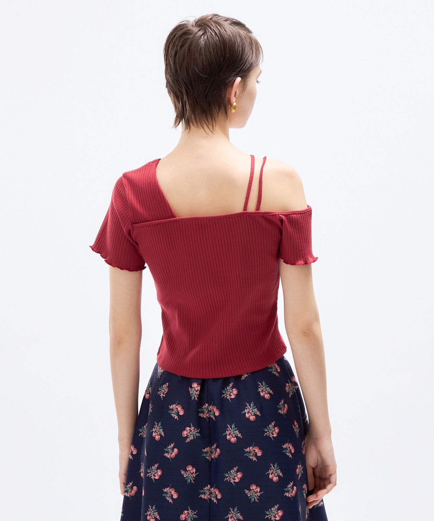 不對稱帶子剪裁和縫製