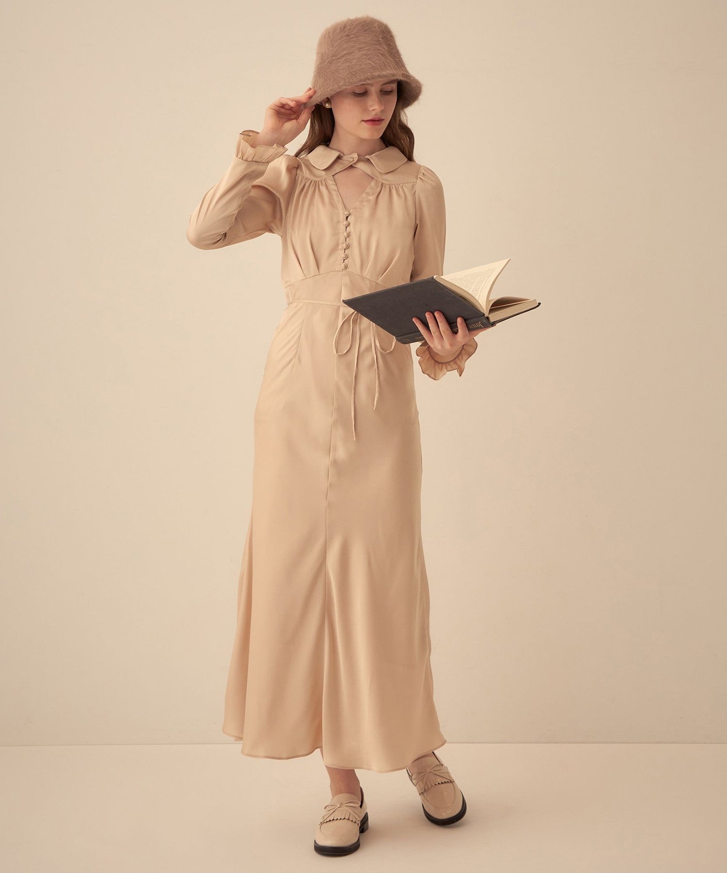 明亮緞面鏤空洋裝