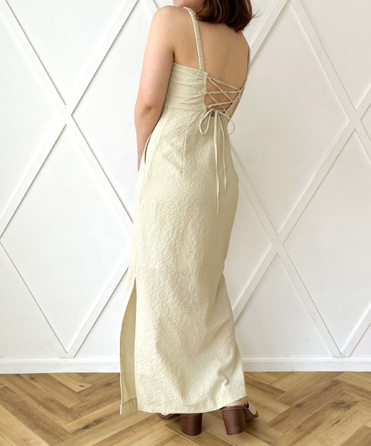 淺色格紋緊身胸衣連身裙