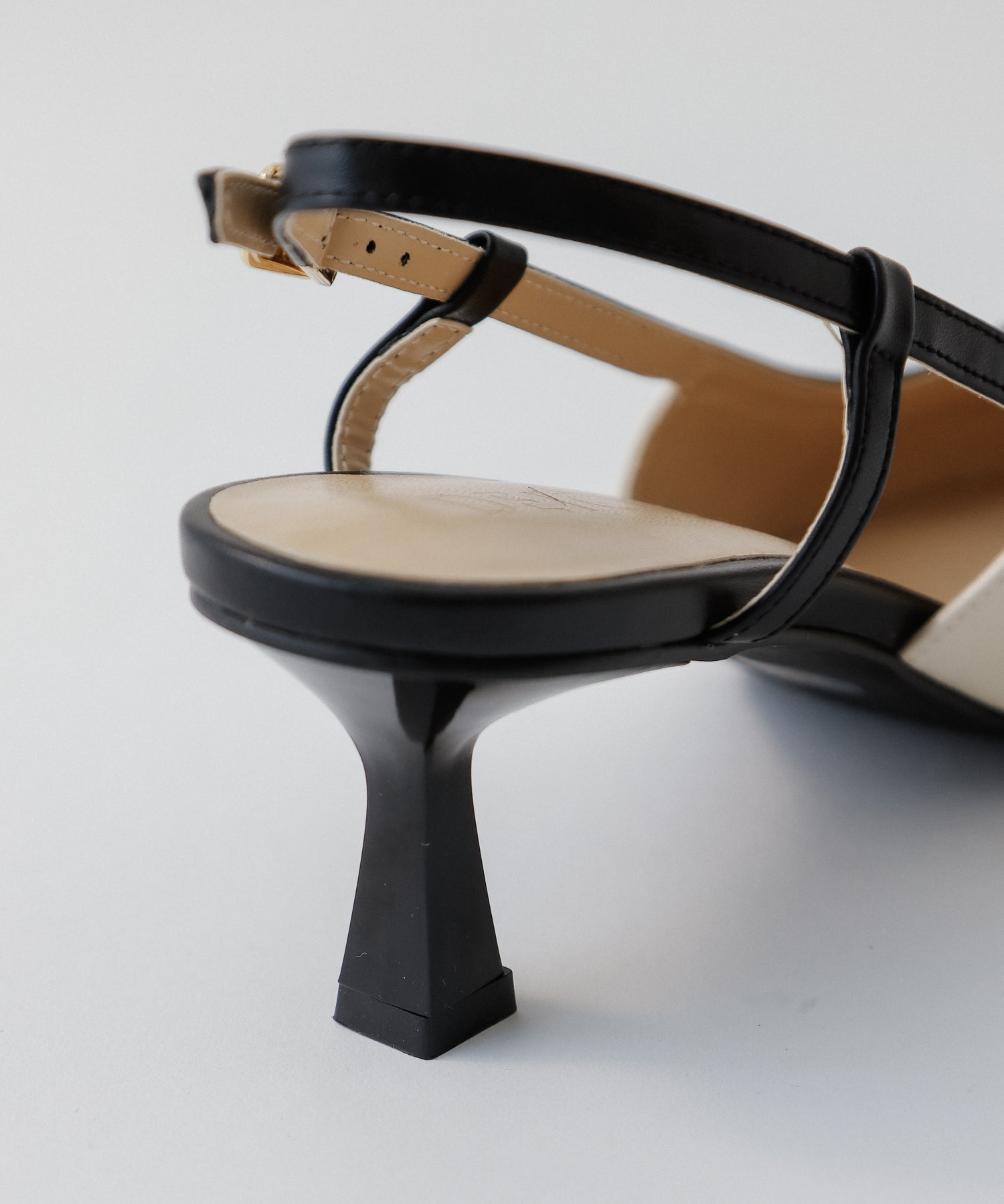 尖頭小號絲帶涼鞋