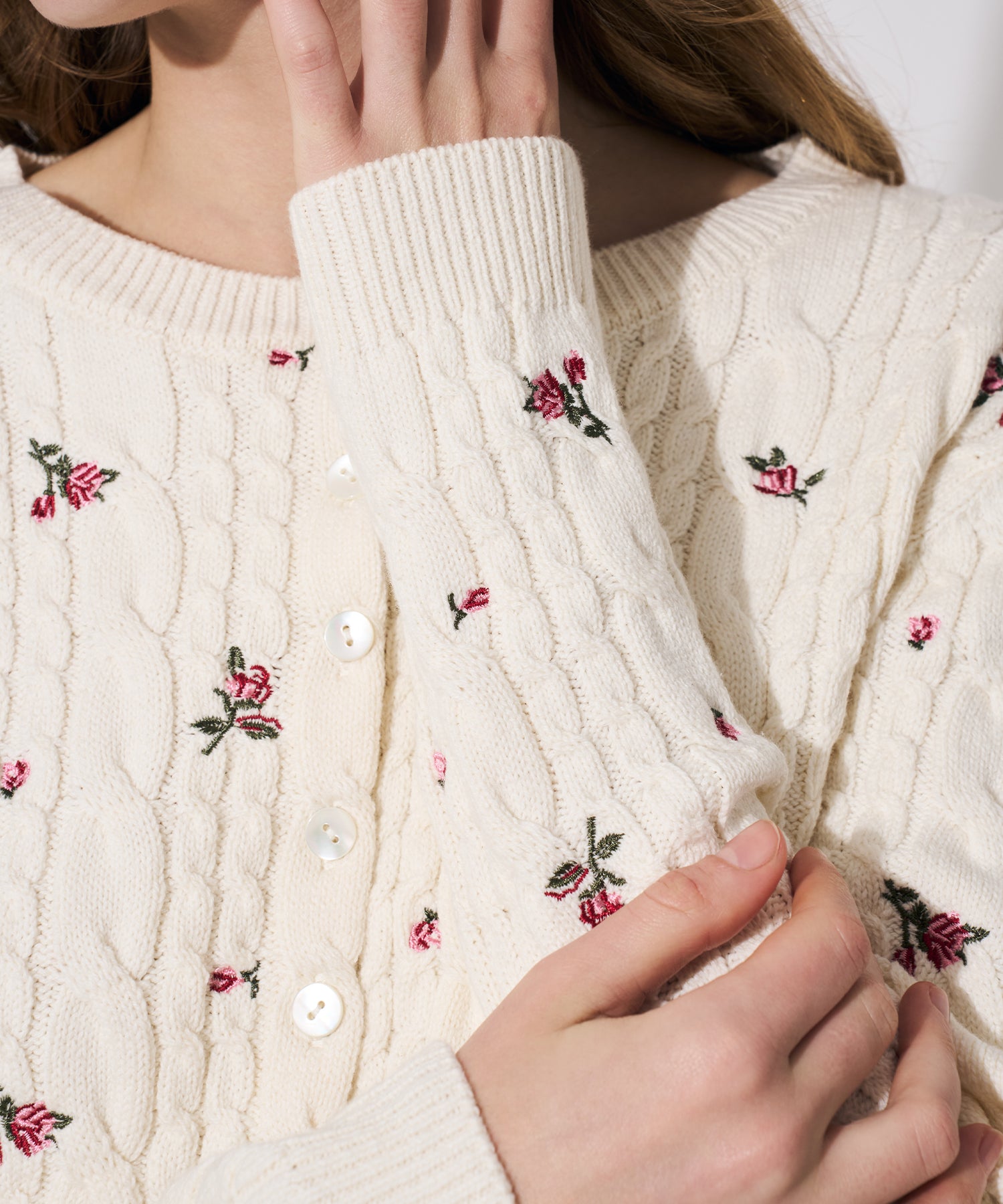 【予約】ローズ刺繍ケーブルカーディガン